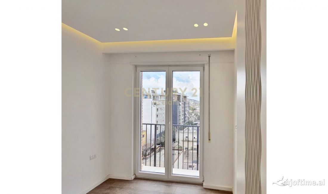 21 Dhjetori jepet me qera ambient zyre 