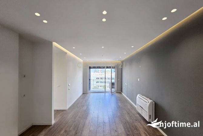 Ambiente Commerciale in Affitto 3+1 a Tirana - 750 Euro