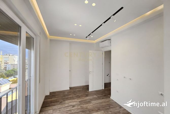 21 Dhjetori jepet me qera ambient zyre 