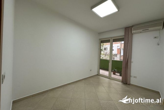 Ambiente Commerciale in Affitto 3+1 a Tirana - 800 Euro
