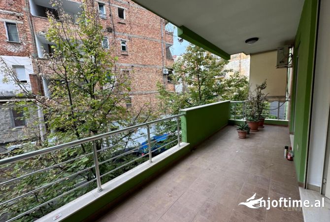 Ambiente Commerciale in Affitto 3+1 a Tirana - 800 Euro