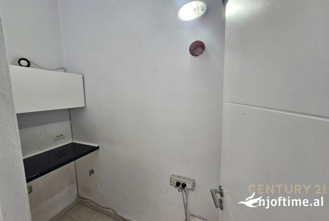 21 Dhjetori jepet me qera ambient per zyre me dy kate