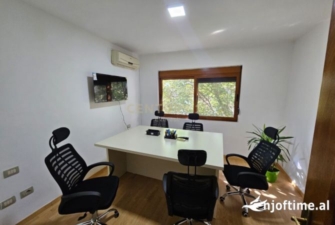 Ambiente Commerciale in Affitto 3+1 a Tirana - 850 Euro