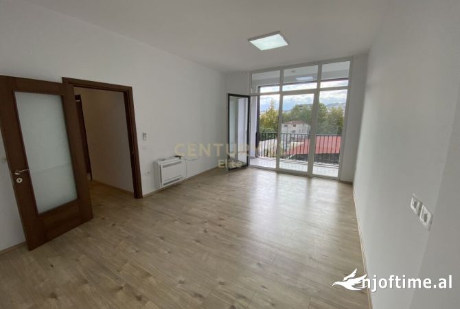 Ambiente Commerciale in Affitto 3+1 a Tirana - 750 Euro