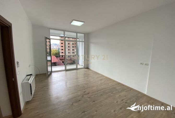 Ambiente Commerciale in Affitto 3+1 a Tirana - 750 Euro