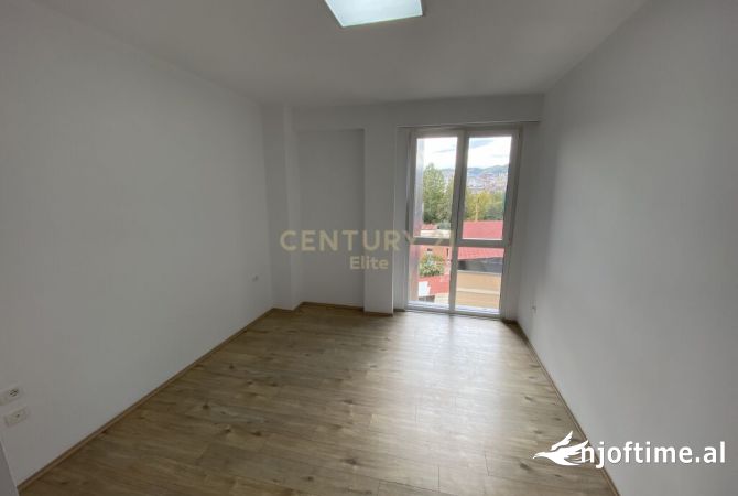 Ambiente Commerciale in Affitto 3+1 a Tirana - 750 Euro