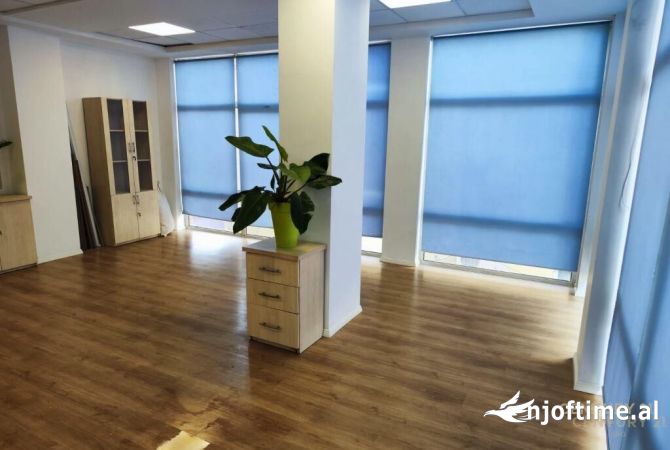 Ambiente Commerciale in Affitto 3+1 a Tirana - 3,000 Euro