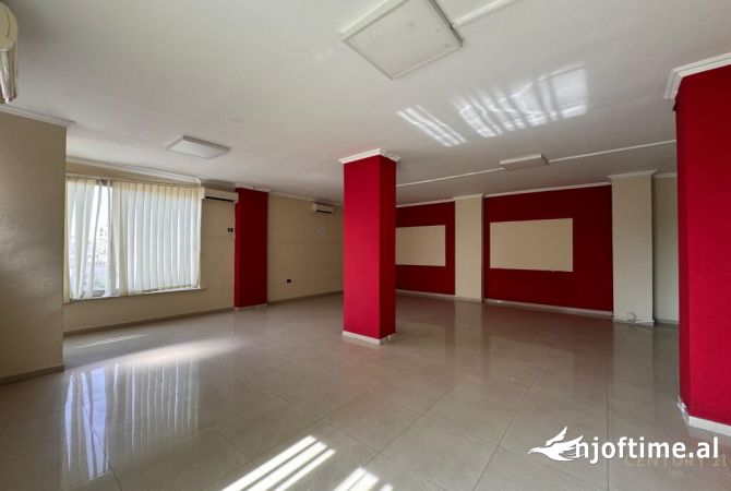 Ambiente Commerciale in Affitto 3+1 a Tirana - 6,500 Euro