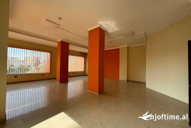 Ambiente Commerciale in Affitto 3+1 a Tirana - 6,500 Euro