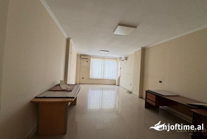Ambiente Commerciale in Affitto 3+1 a Tirana - 6,500 Euro