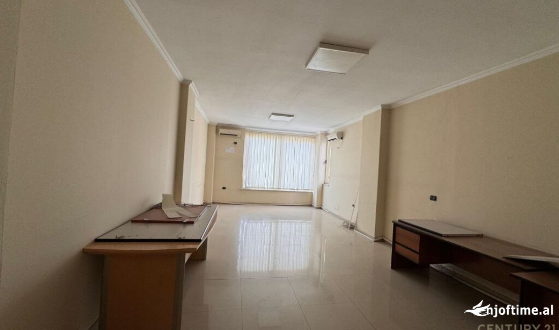 Delijorgji buze rruge kryesore jepet me qera ambient per zyra 