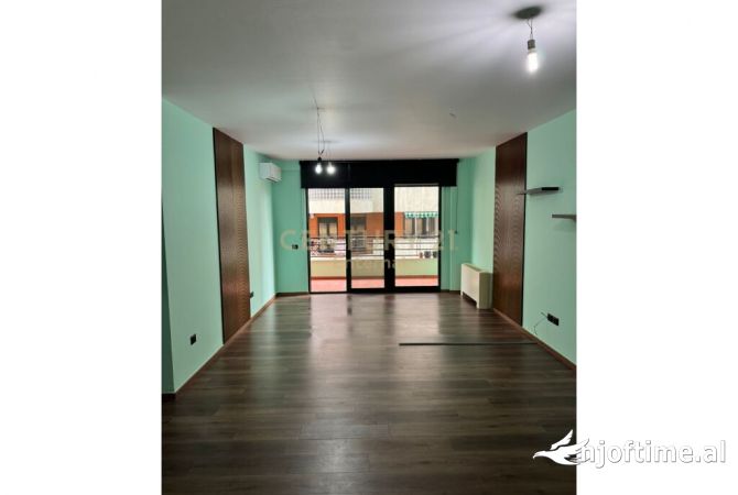 Ambiente Commerciale in Affitto 3+1 a Tirana - 1,500 Euro