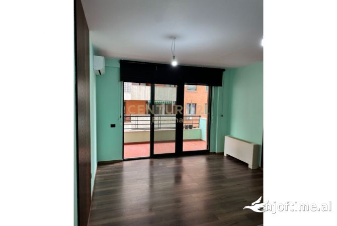 Ambiente Commerciale in Affitto 3+1 a Tirana - 1,500 Euro