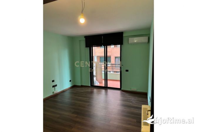Ambiente Commerciale in Affitto 3+1 a Tirana - 1,500 Euro
