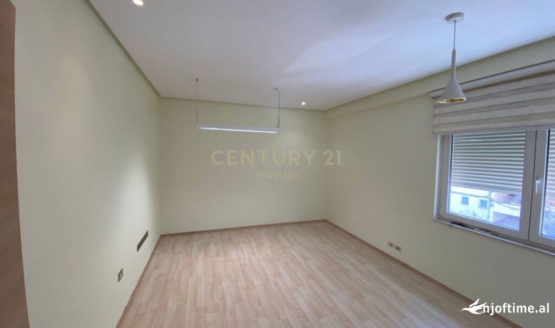 Pazari i Ri jepet me qera ambient 2+1 +post parkimi per zyra 