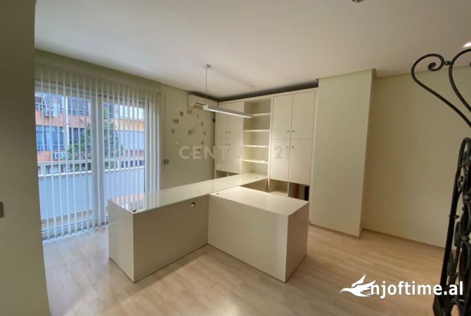 Ambiente Commerciale in Affitto 3+1 a Tirana - 800 Euro