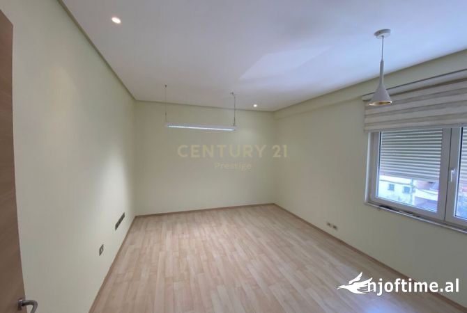 Ambiente Commerciale in Affitto 3+1 a Tirana - 800 Euro