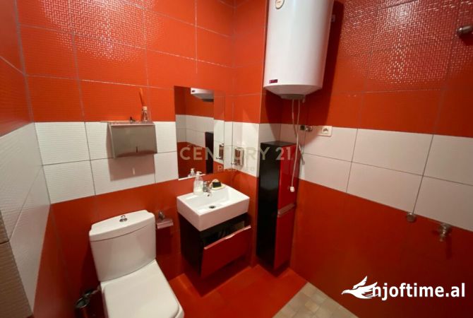 Pazari i Ri jepet me qera ambient 2+1 +post parkimi per zyra 