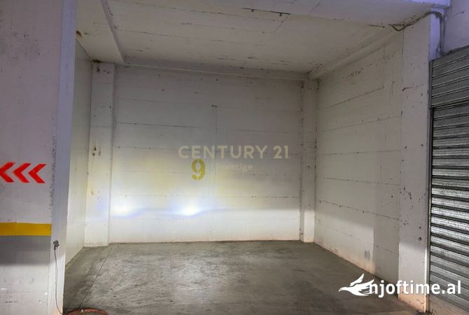 Pazari i Ri jepet me qera ambient 2+1 +post parkimi per zyra 