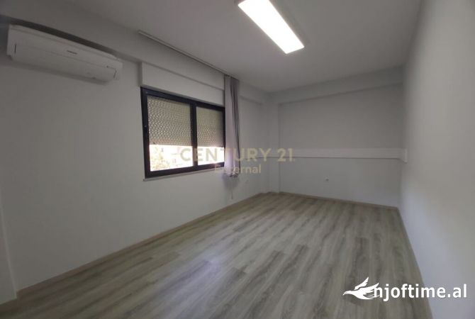 Ambiente Commerciale in Affitto 3+1 a Tirana - 1,200 Euro