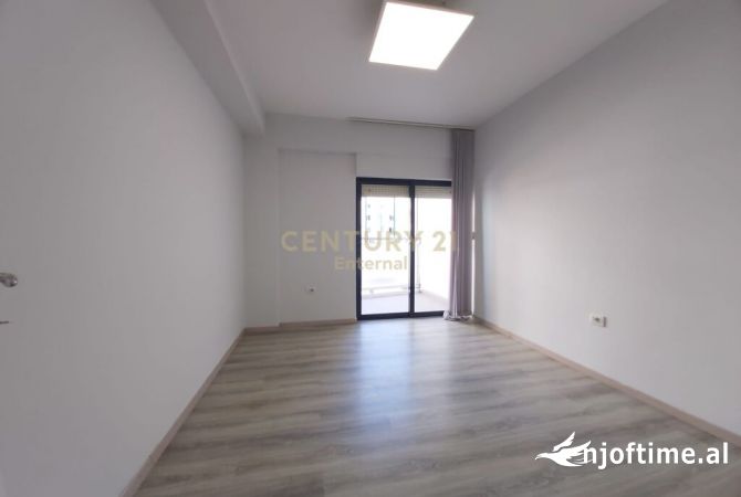 Ambiente Commerciale in Affitto 3+1 a Tirana - 1,200 Euro