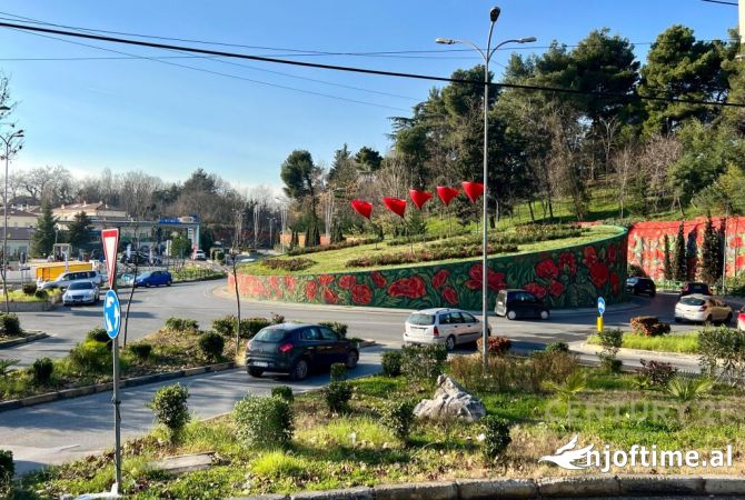 Ambiente Commerciale in Affitto 5+1 a Tirana - 7,500 Euro