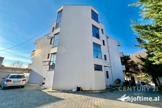 Ambiente Commerciale in Affitto 5+1 a Tirana - 7,500 Euro