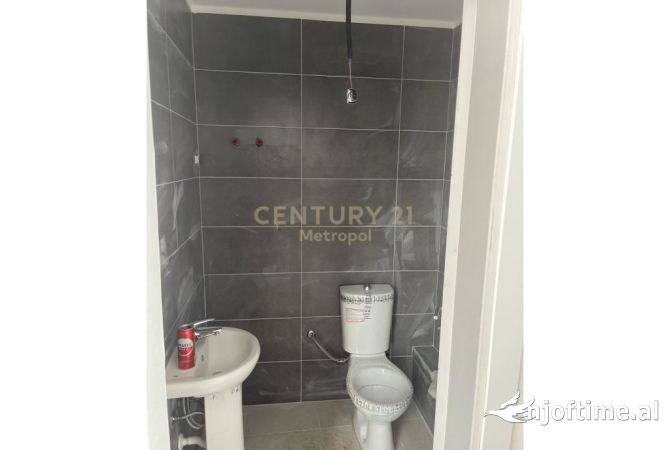 Ambiente Commerciale in Affitto 1+1 a Tirana - 1,000 Euro