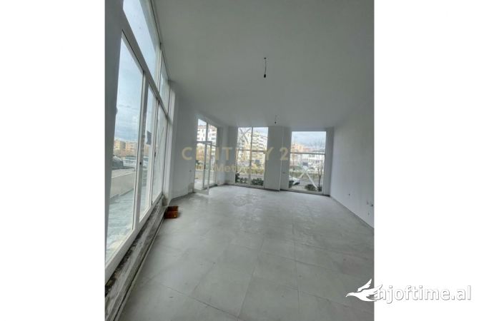 Ambiente Commerciale in Affitto 1+1 a Tirana - 1,000 Euro