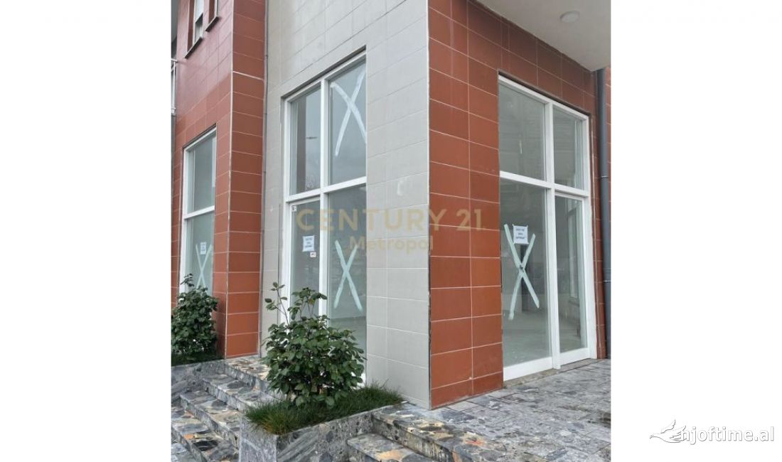 Buze rruge Materniteti i Ri jepet me qera ambient komercial