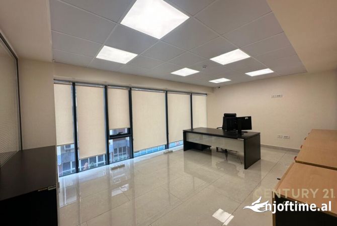 Ambiente Commerciale in Affitto 3+1 a Tirana - 1,500 Euro