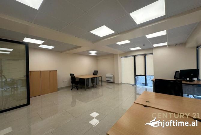Ambiente Commerciale in Affitto 3+1 a Tirana - 1,500 Euro