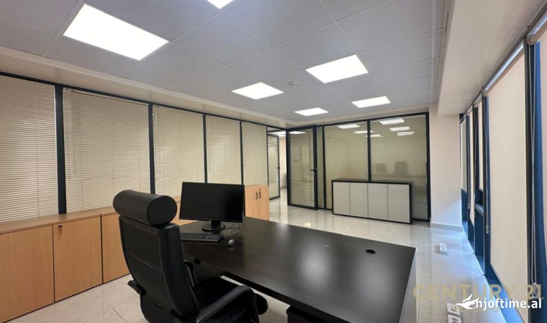  Ambient per zyra plus 2 poste parkimi me qera tek Fakulteti Ekonomik