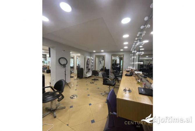 Ambiente Commerciale in Affitto 3+1 a Tirana - 2,000 Euro