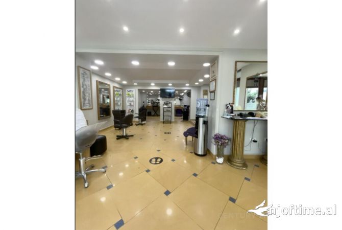 Ambiente Commerciale in Affitto 3+1 a Tirana - 2,000 Euro