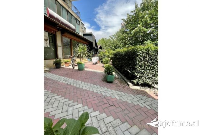 Ambiente Commerciale in Affitto 3+1 a Tirana - 2,000 Euro