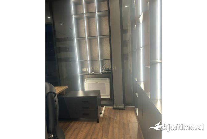 Ambiente Commerciale in Affitto 3+1 a Tirana - 650 Euro