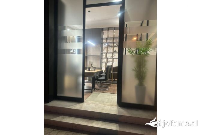 Ambiente Commerciale in Affitto 3+1 a Tirana - 650 Euro