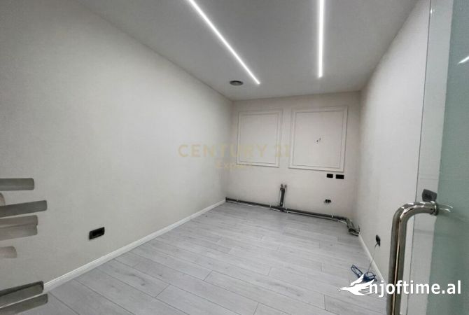 Ambiente Commerciale in Affitto 3+1 a Tirana - 1,350 Euro