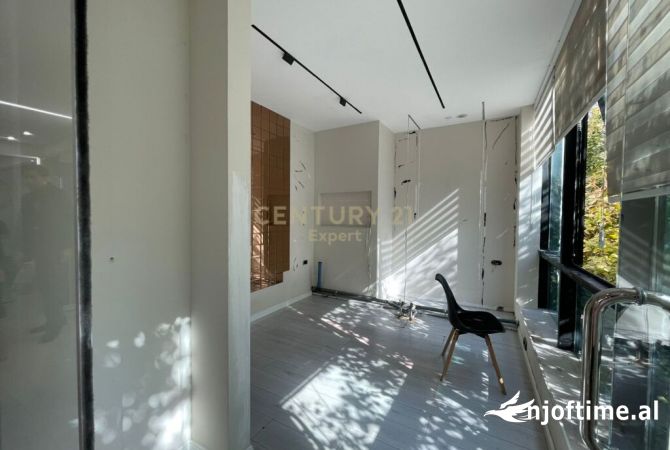 Liceu Artistik jepet me qera ambient per zyra 