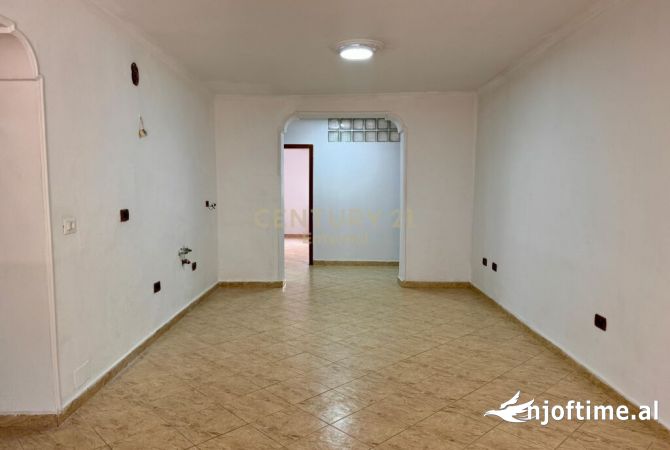 Ambiente Commerciale in Affitto 3+1 a Tirana - 600 Euro