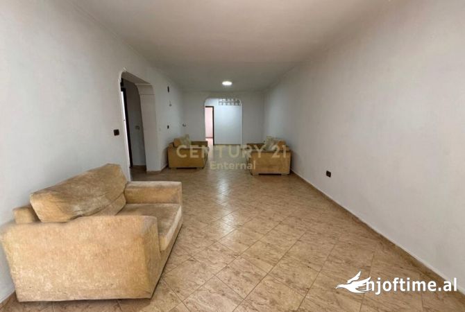 Zyre/ Apartament me qira 2+1+2 tek Sheshi Wilson