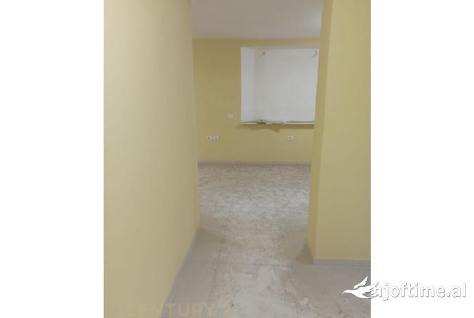 Ambiente Commerciale in Affitto 3+1 a Tirana - 750 Euro