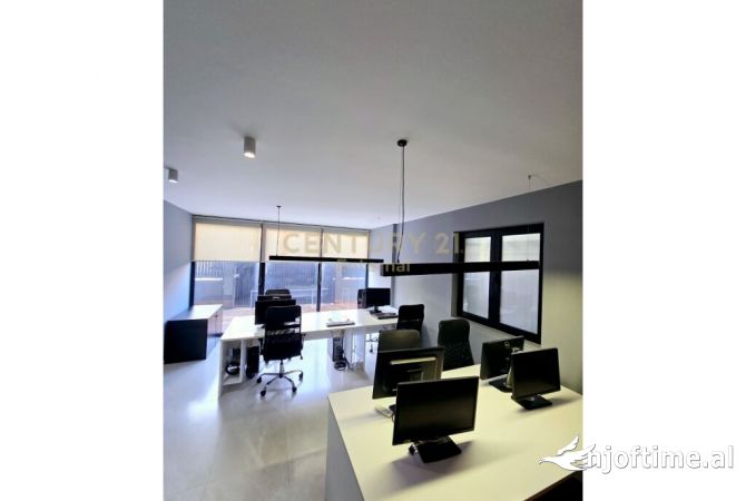 Ambiente Commerciale in Affitto 3+1 a Tirana - 1,000 Euro
