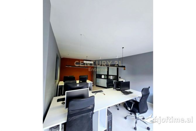Ambiente Commerciale in Affitto 3+1 a Tirana - 1,000 Euro