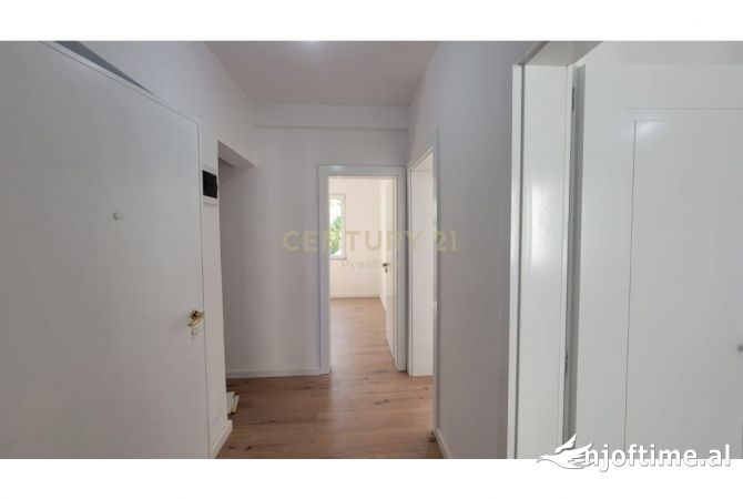 Ambiente Commerciale in Affitto 3+1 a Tirana - 600 Euro
