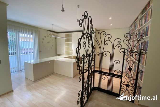 Ambiente Commerciale in Affitto 3+1 a Tirana - 700 Euro