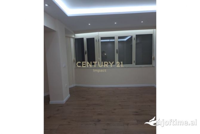 Ambiente Commerciale in Affitto 3+1 a Tirana - 900 Euro