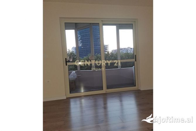 Ambiente Commerciale in Affitto 3+1 a Tirana - 900 Euro