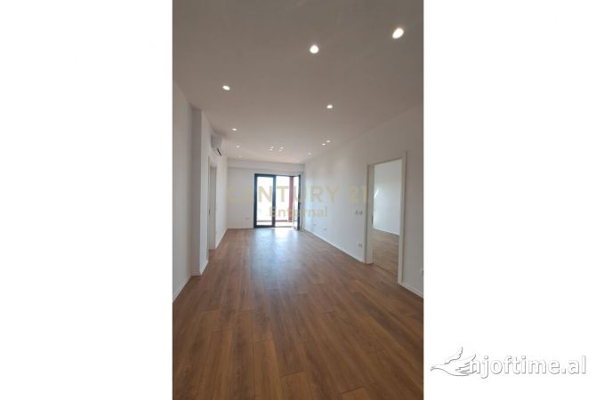 Ambiente Commerciale in Affitto 3+1 a Tirana - 1,000 Euro